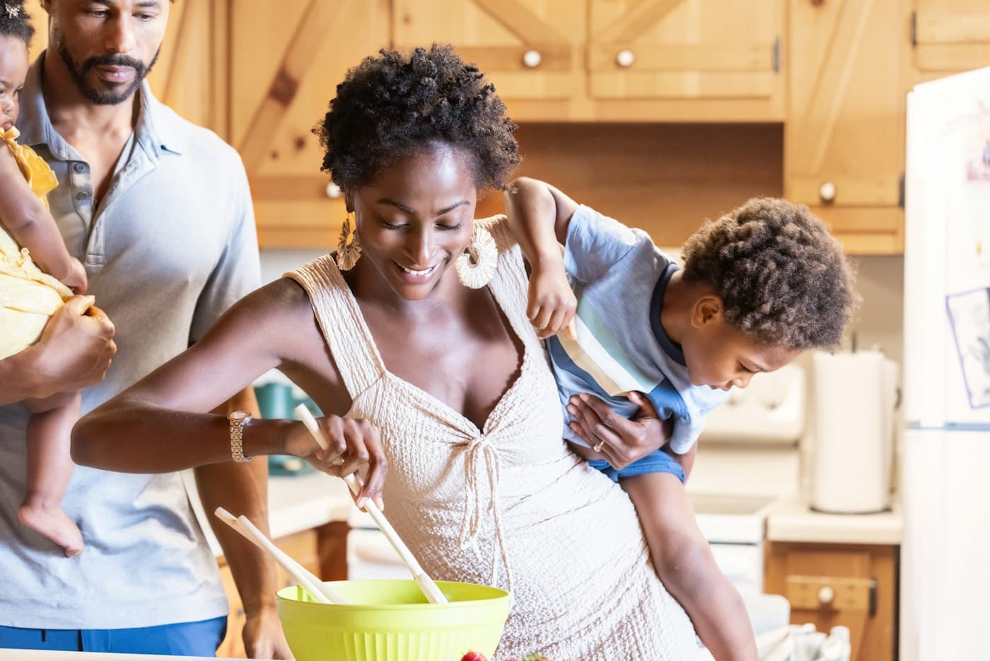 Familia cocinando junta en casa